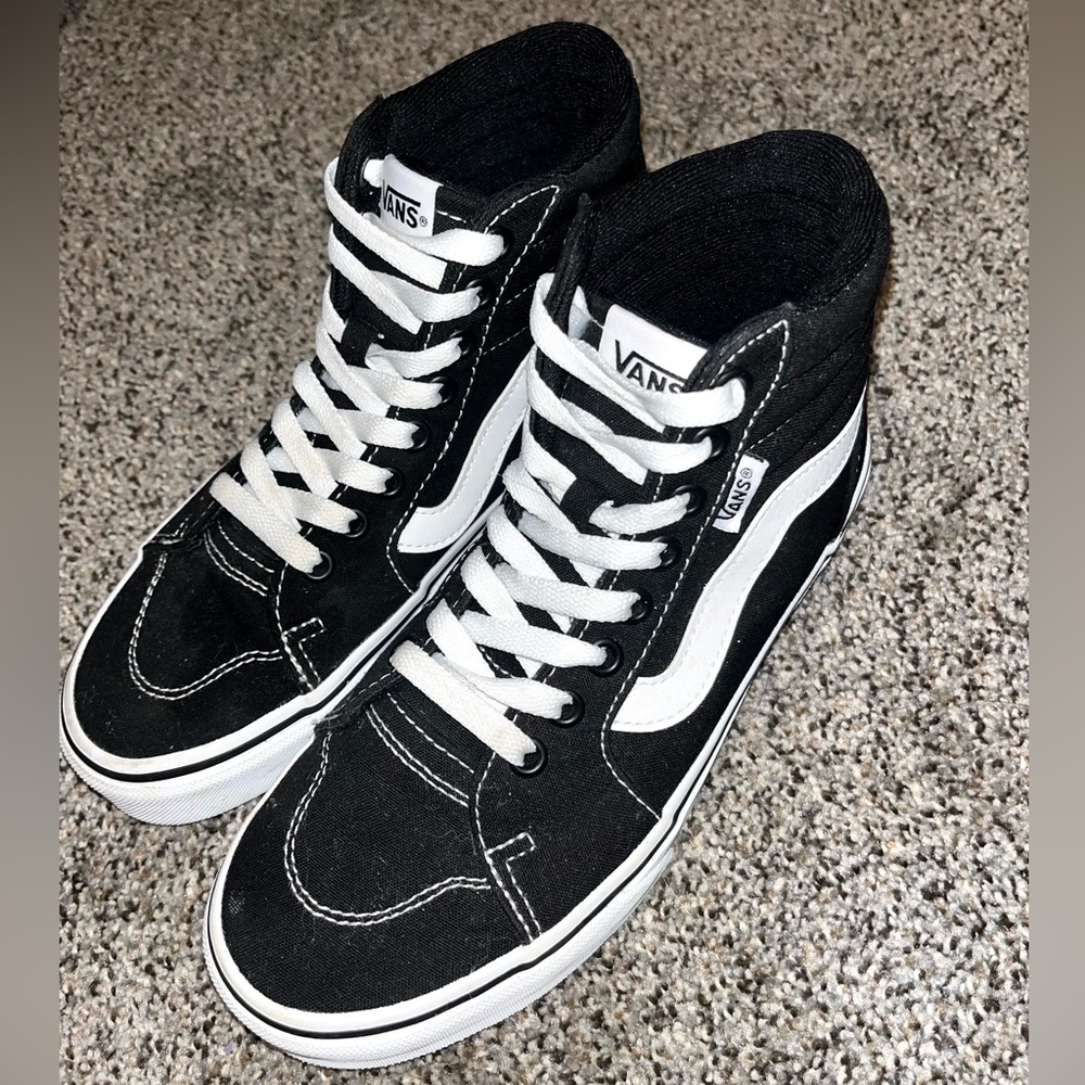Women’s black high top vans size 6 (can fit 6.5)